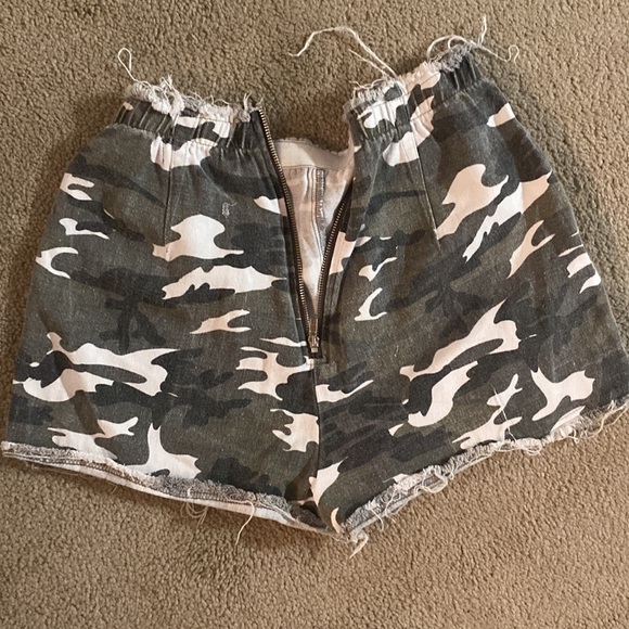 Boutique high waisted camo shorts - Picture 2 of 2